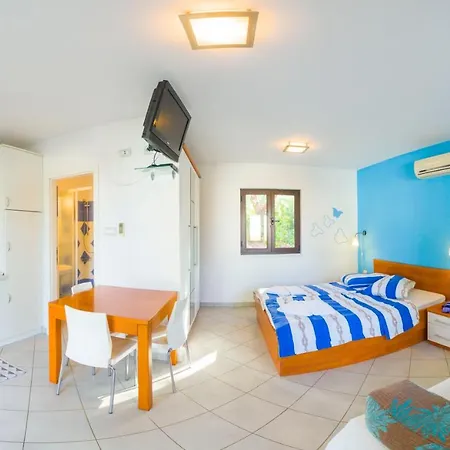 The Sea House Apartments Vis Exterior photo