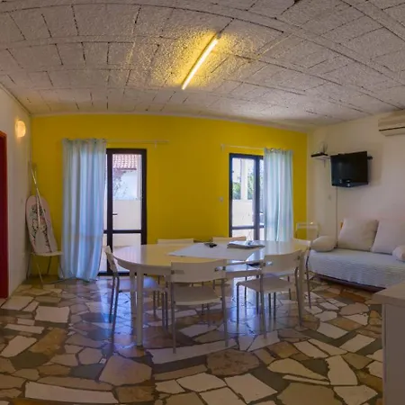 The Sea House Apartments Vis Room photo