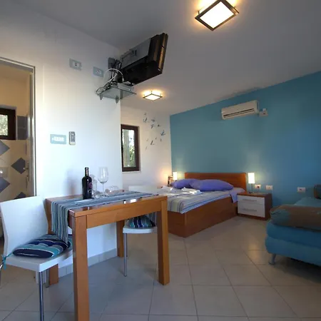 The Sea House Apartments Vis Room photo