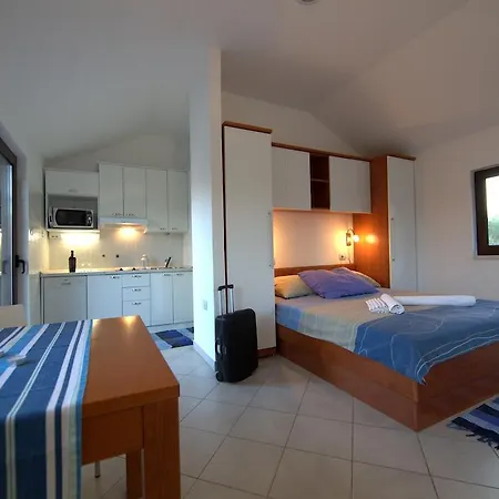 The Sea House Apartments Vis Room photo
